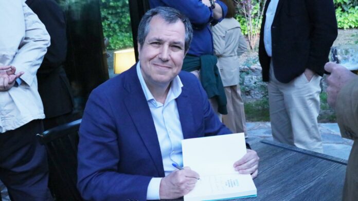 Álex Rosal firmando libros en la presentación de Madrid