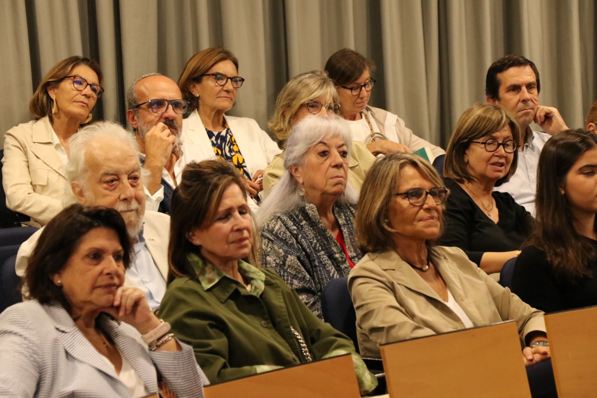 En primera fila, de izquierda a derecha, Inés, Carmen, Alicia y Alejandra Rosal. En segunda línea, Ramón Rosal Cortés, Ana Gimeno-Bayón y Rosalía. En tercera línea, Mario Balcells Miró-Sans y Alfredo Rocha. Cuarta línea, Piluca y Bea Rosal Muntadas-Prim