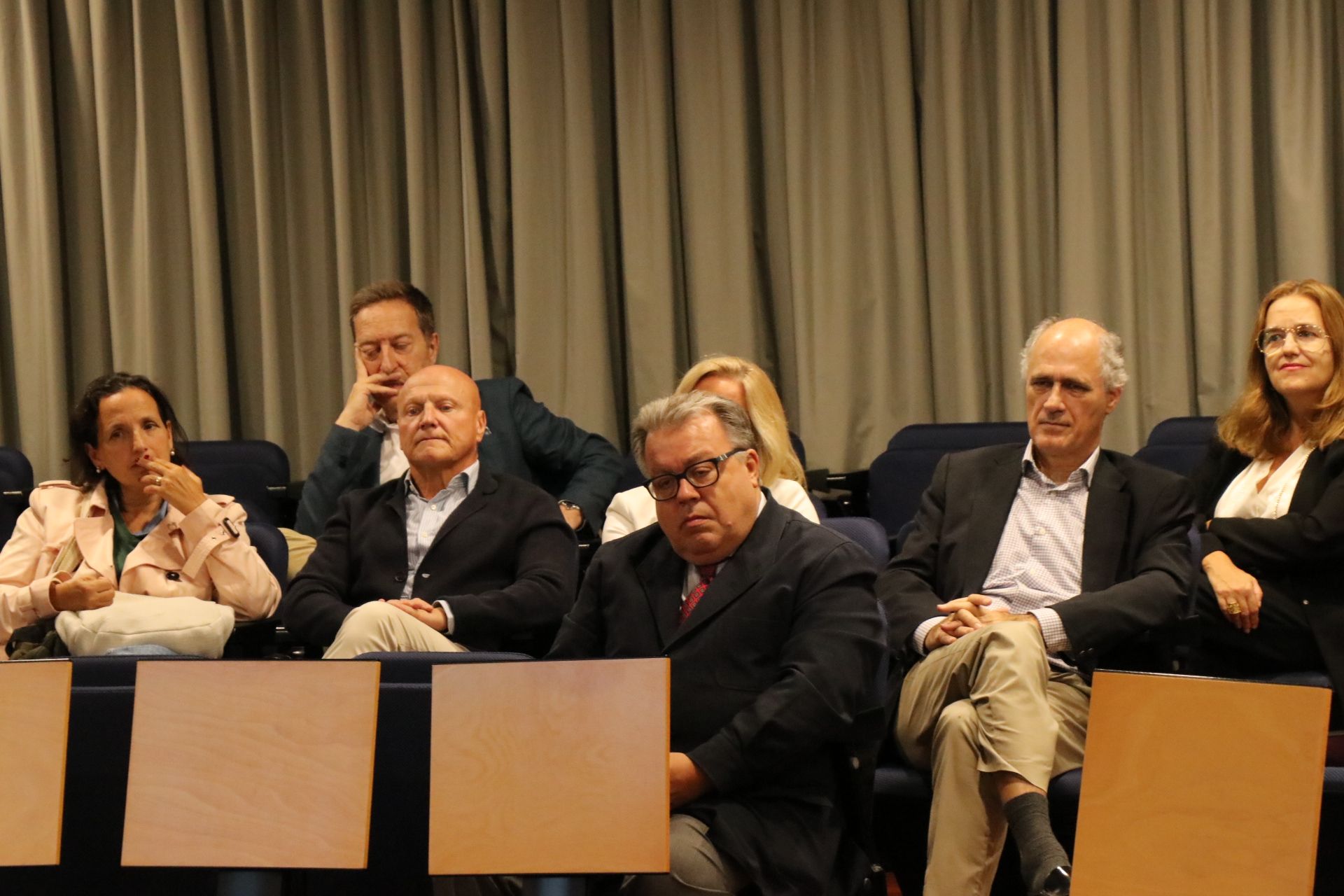 Toño Martínez Zurita, en primera fila, con Mercedes de Puig, Enrique Roca, Anna María Cabré Cutrina y Nacho Guerra Mercadal, Montse Vall de Porcioles y su hermano Javier, y Oriol Trías, al fondo