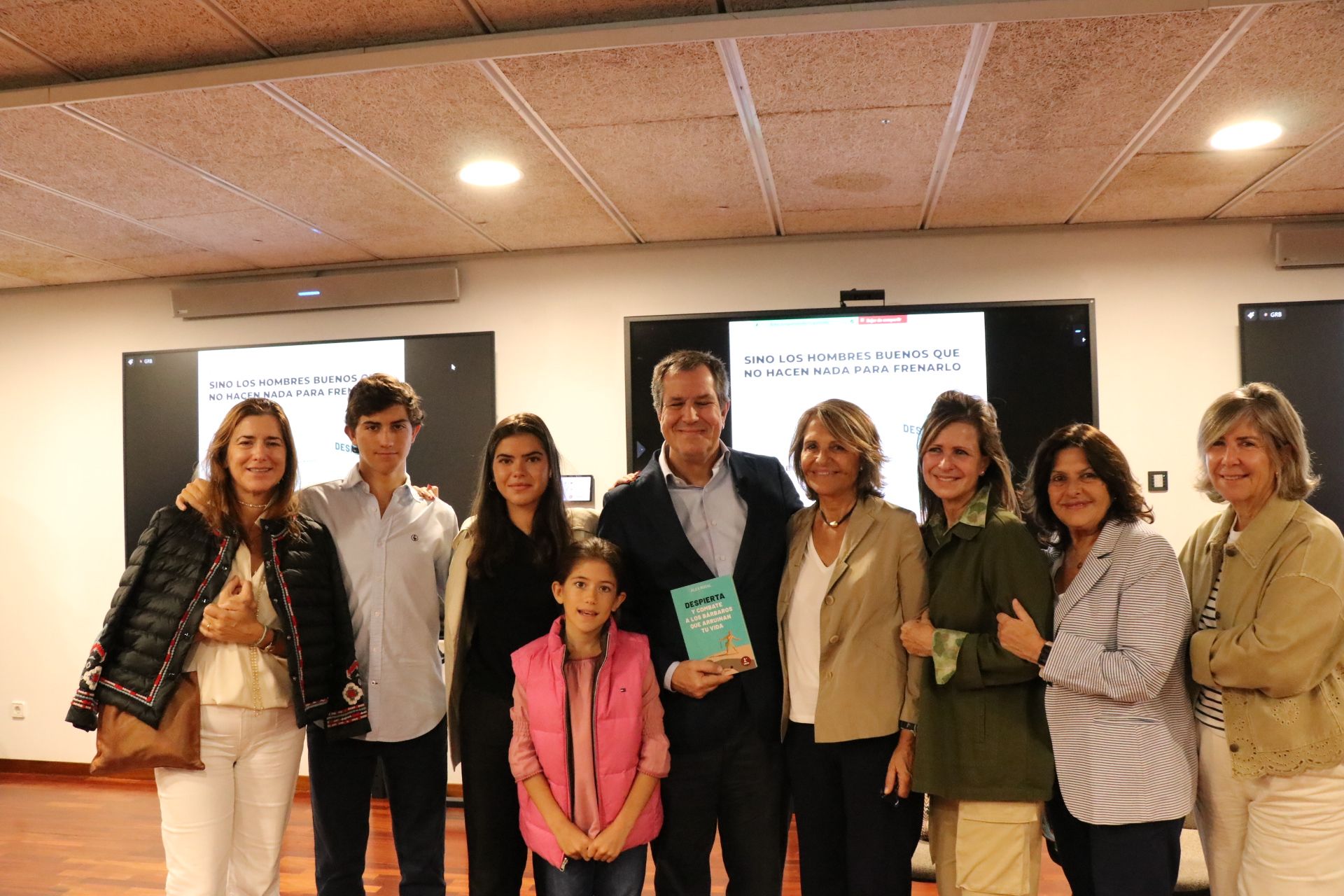 De izquierda a derecha, Cristina Díaz Eliat, Jaime, Alejandra y Carlota Rosal Díaz, Álex, Alicia, Carmen, Inés e Isa Rosal