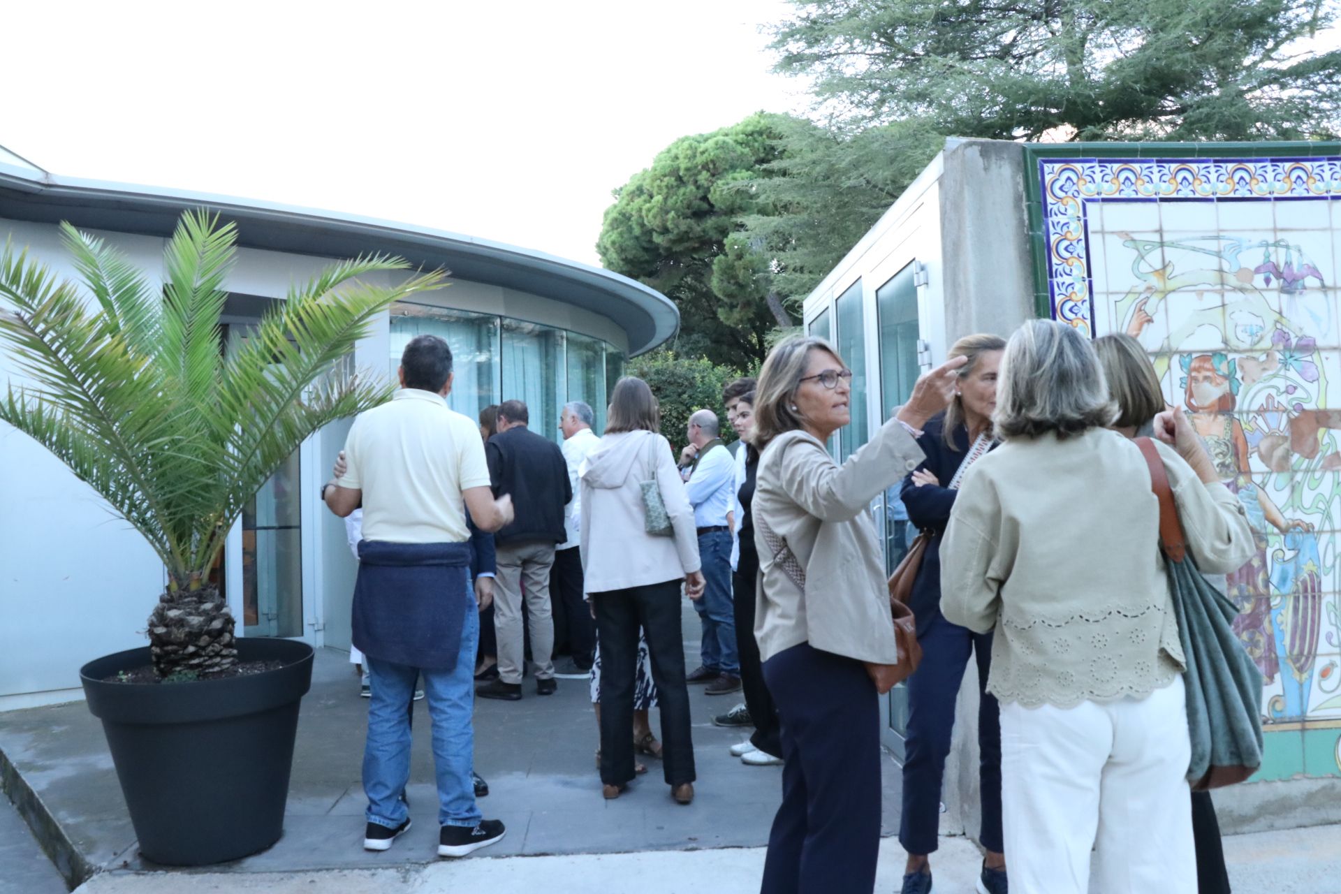 A la entrada del auditorio, un poco antes de comenzar el evento