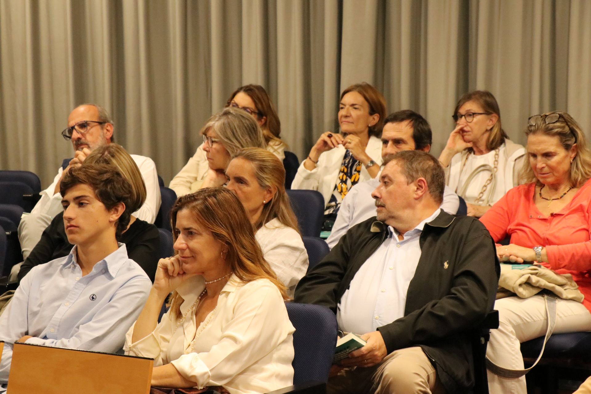 En primera fila, de derecha a izquierda, Cristina Díaz y Jaime Rosal. Segunda fila, Aquilino Cayuela y Pepa Rosal Muntadas-Prim. Tercera fila, Anna Caballé, Alfredo Rocha, Isabel Rosal y Mario Balcells Miró Sans. Última fila, Rosalía, bea y Piluca Rosal Muntadas-Prim.