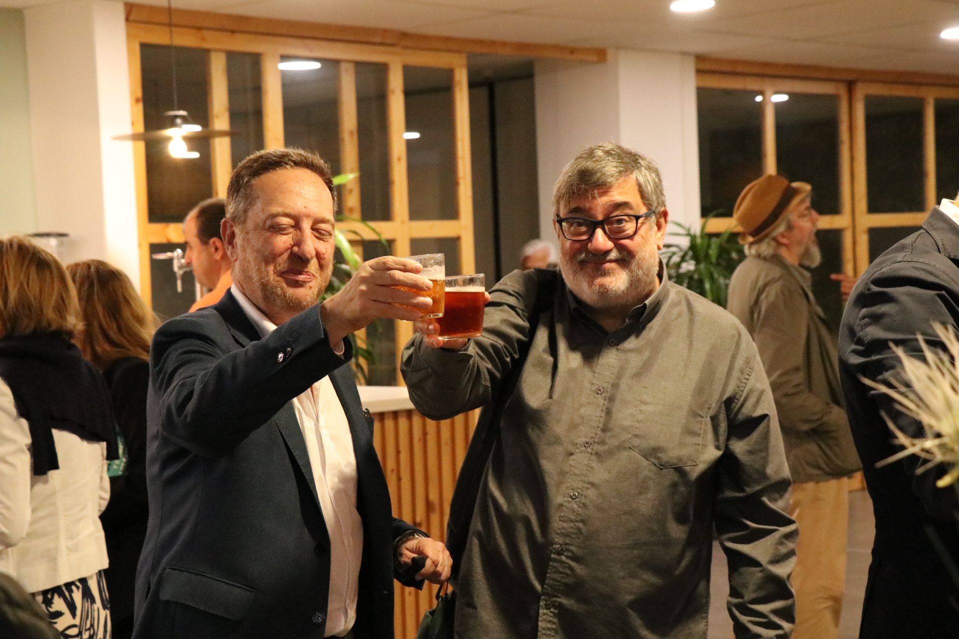 Oriol Trías y Sergio Fidalgo brindando efusivamente