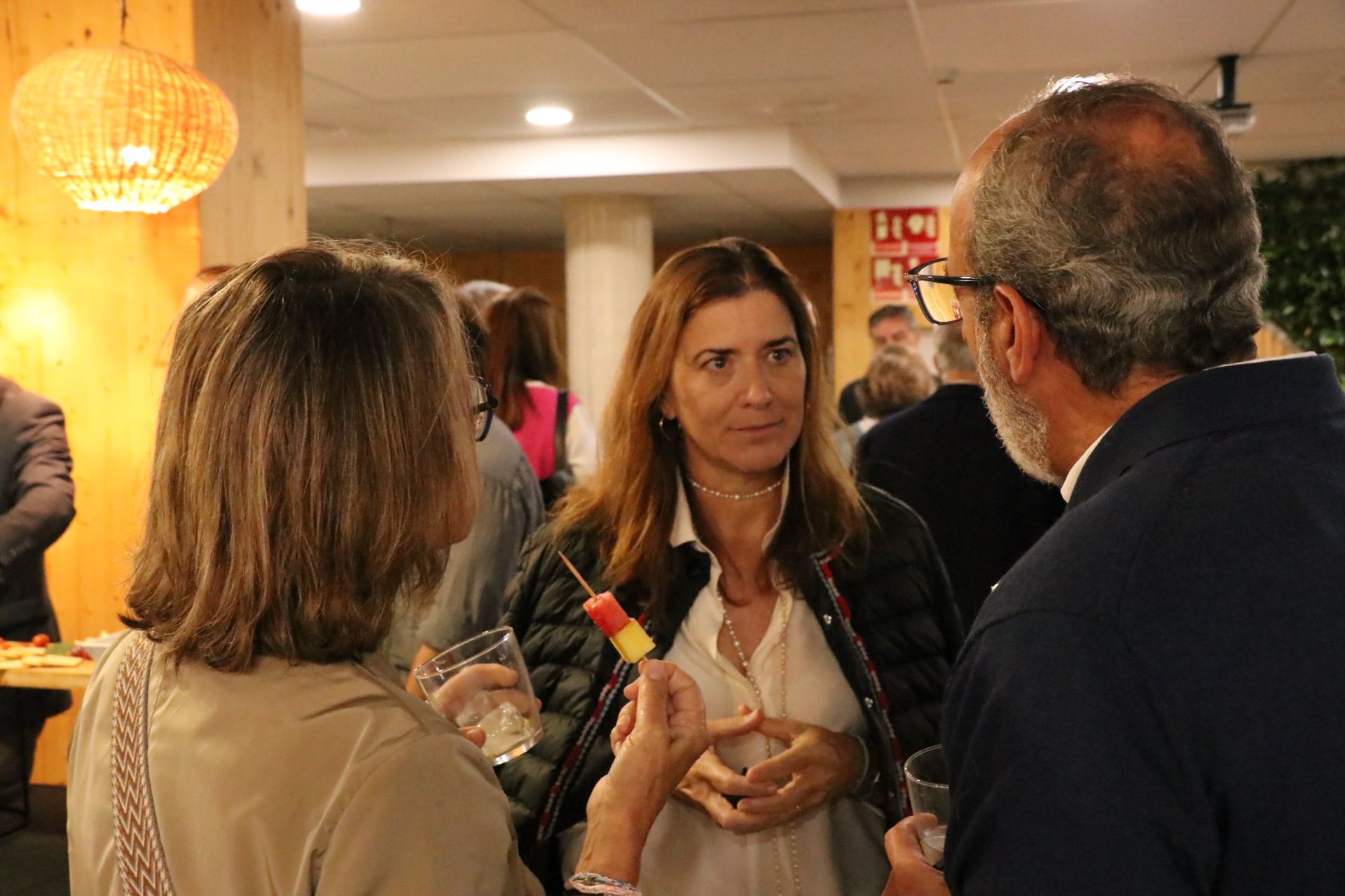 Cristiana Díaz Eliat hablando con sus cuñados Alicia Rosal y Mario Balcells