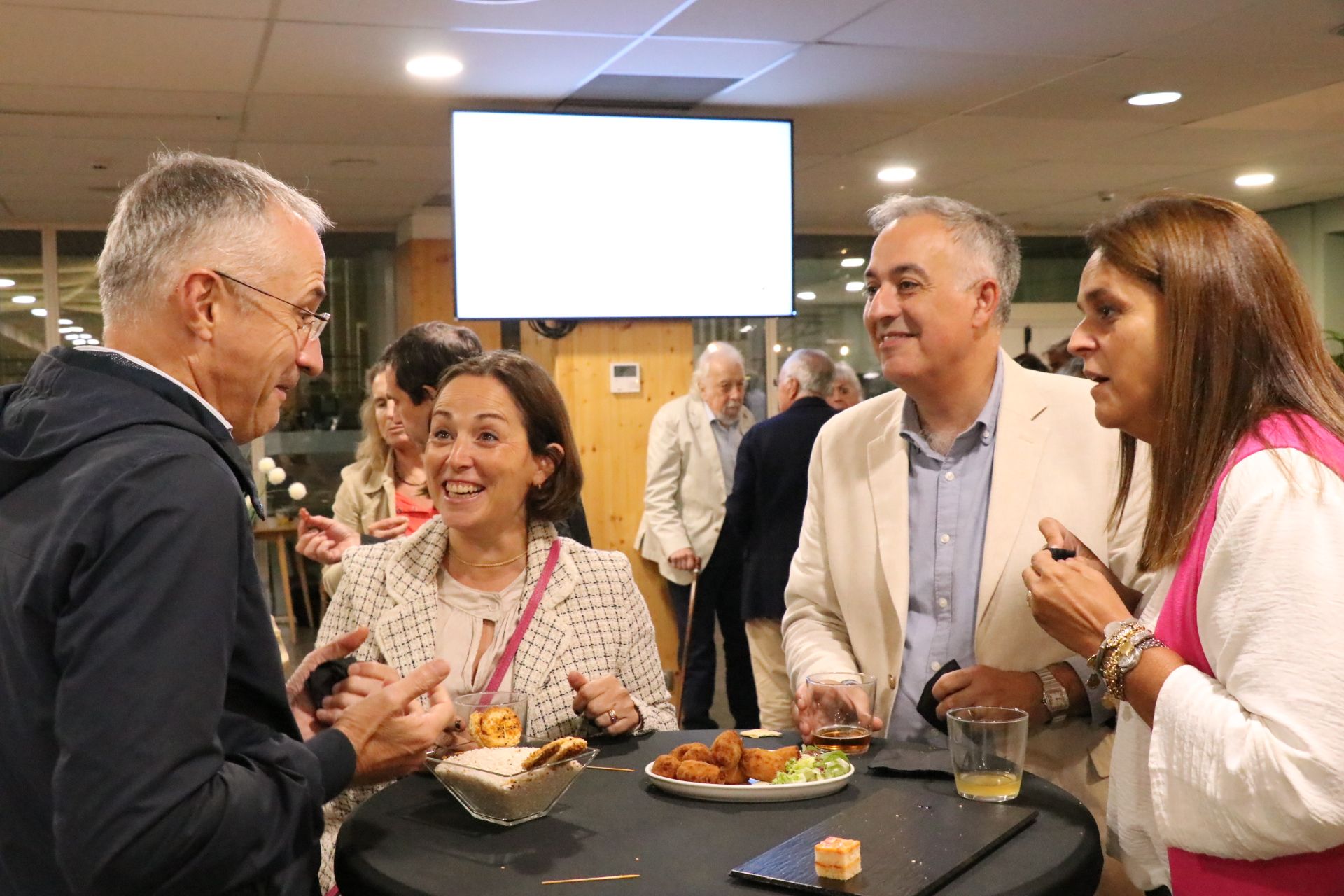 Una animada charla entre Guillermo Elizalde, Guadalupe Alsina, Ramón Soley y Miriam Casals