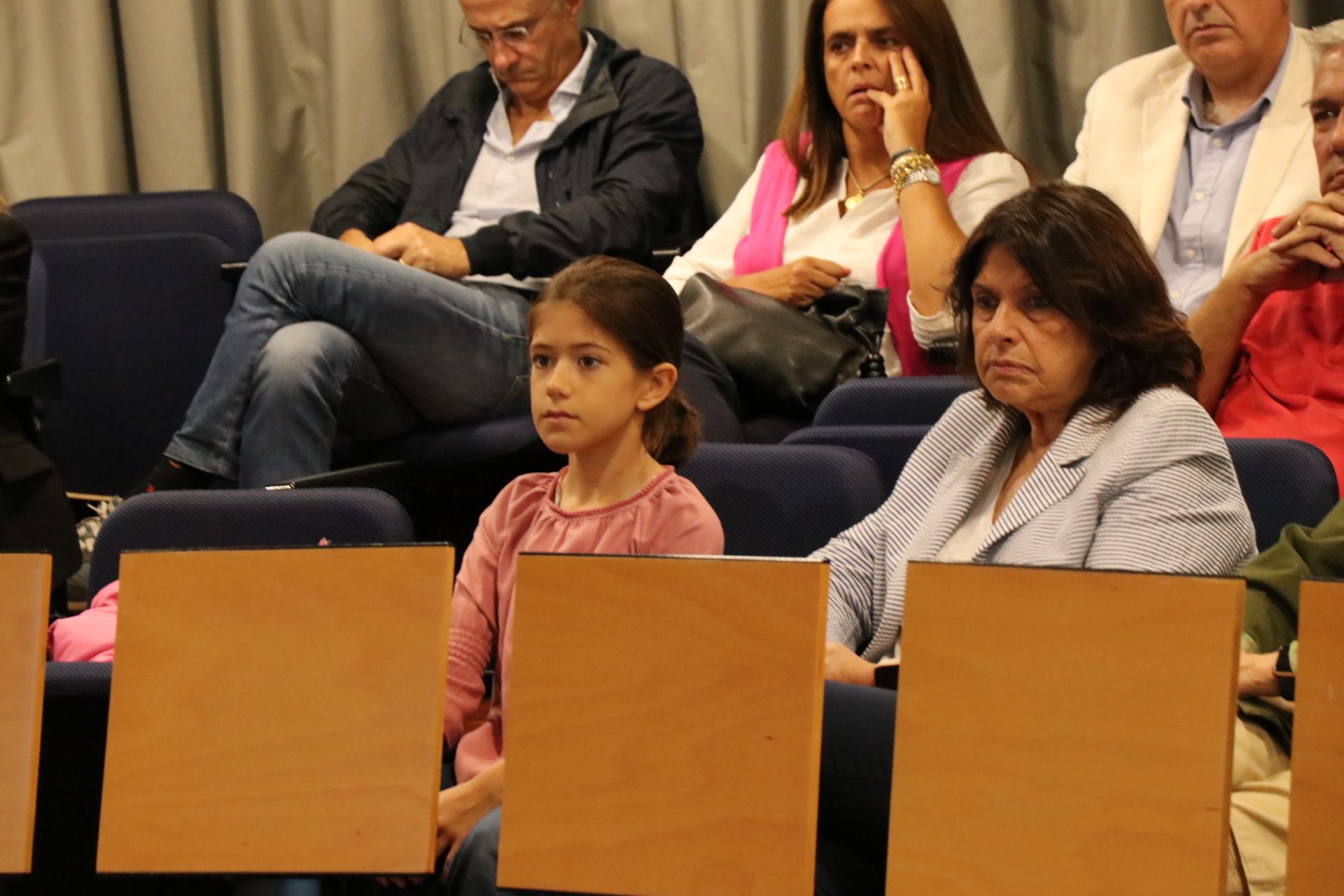 Carlota Rosal con su tía Inés Rosal Valls-Taberner. Al fondo Guillermo Elizalde Mon