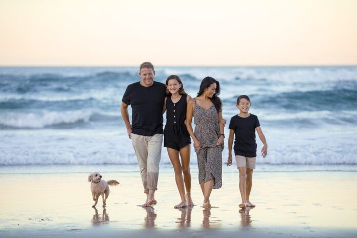 Una familia disfrutando de un día de playa